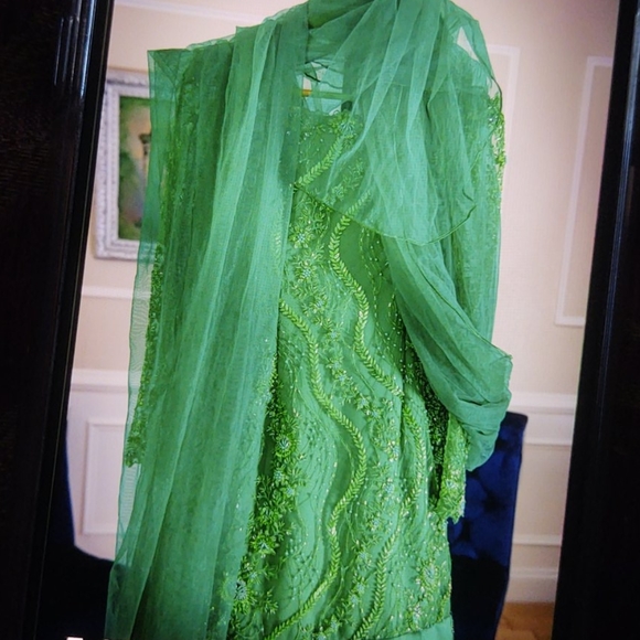 Green dress - Picture 2 of 8
